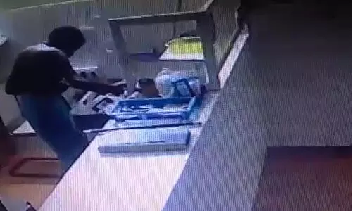 പുലർച്ചെ ആശുപത്രിയിൽ കള്ളൻ; ജീവനക്കാരിയുടെ രണ്ടു പവൻ മാല പൊട്ടിച്ച് കടന്നു -VIDEO