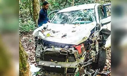 കാർ മറിഞ്ഞ് രണ്ടുപേർക്ക് പരിക്ക് കാർ മറിഞ്ഞ് രണ്ടുപേർക്ക് പരിക്ക്