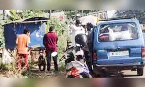 ജി 20 സമ്മേളനം: വഴിയോരക്കച്ചവടക്കാരെ ഒഴിപ്പിക്കുന്നു