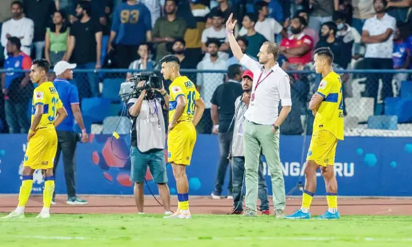 ഐ.എസ്.എൽ ​േപ്ലഓഫിനിടെ കളംവിട്ട സംഭവം: നിരുപാധികം മാപ്പുപറഞ്ഞ് ബ്ലാസ്റ്റേഴ്സ്; കോച്ചിന് ഖേദം മാത്രം