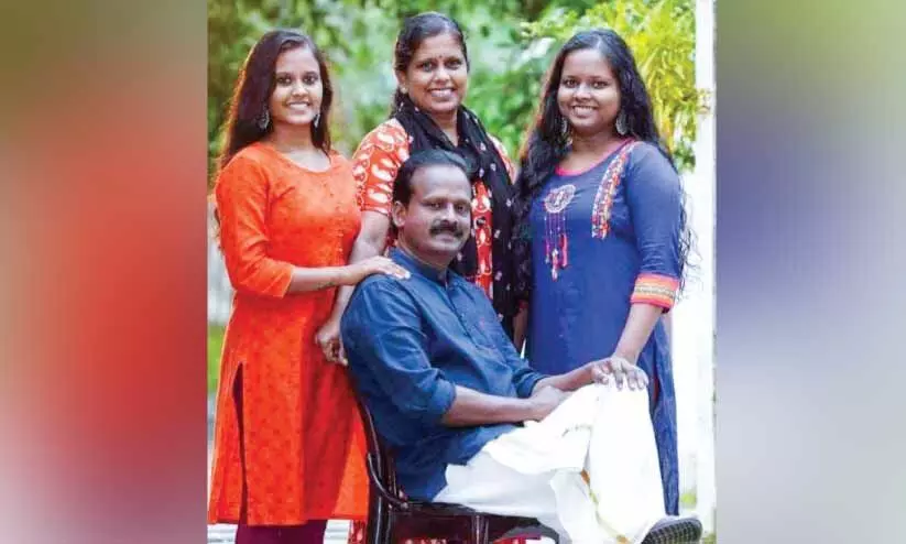 തട്ടിൽ രംഗഭാഷ രചിച്ച കലാകാരന് പുരസ്കാരം തട്ടിൽ രംഗഭാഷ രചിച്ച കലാകാരന് പുരസ്കാരം