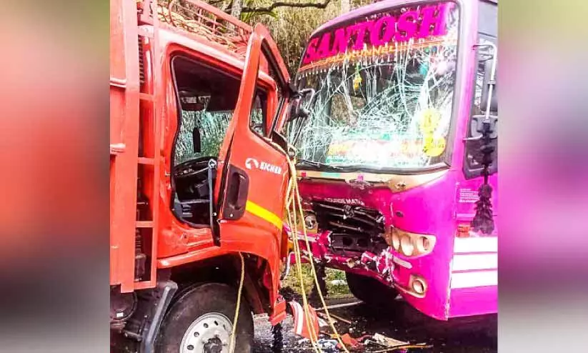 സ്വകാര്യ ബസും ലോറിയും കൂട്ടിയിടിച്ച് 30 പേർക്ക് പരിക്ക് സ്വകാര്യ ബസും ലോറിയും കൂട്ടിയിടിച്ച് 30 പേർക്ക് പരിക്ക്