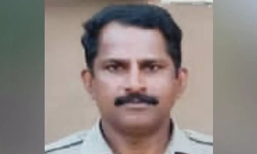 യുവ പൊലീസ് ഓഫിസർ കുളിമുറിയിൽ കുഴഞ്ഞുവീണ് മരിച്ചു യുവ പൊലീസ് ഓഫിസർ കുളിമുറിയിൽ കുഴഞ്ഞുവീണ് മരിച്ചു