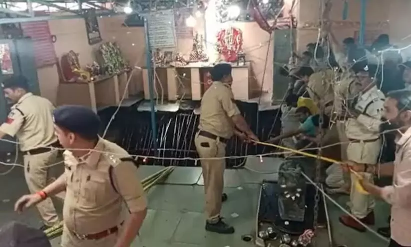 ക്ഷേത്രത്തിനുള്ളിലെ കിണർ മൂടിയിരുന്ന സ്ലാബ് തകർന്ന് നിരവധി പേർക്ക് പരിക്ക് ക്ഷേത്രത്തിനുള്ളിലെ കിണർ മൂടിയിരുന്ന സ്ലാബ് തകർന്ന് നിരവധി പേർക്ക് പരിക്ക്