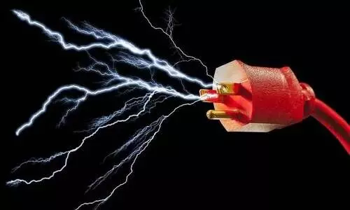 നനഞ്ഞ കൈയോടെ ഫോൺ ചാർജ് ചെയ്യാൻ ശ്രമിച്ച ഒമ്പത് വയസ്സുകാരി​ ഷോക്കേറ്റ് മരിച്ചു