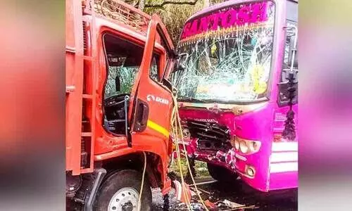 സ്വകാര്യ ബസും ലോറിയും കൂട്ടിയിടിച്ച് 30 പേർക്ക് പരിക്ക് സ്വകാര്യ ബസും ലോറിയും കൂട്ടിയിടിച്ച് 30 പേർക്ക് പരിക്ക്