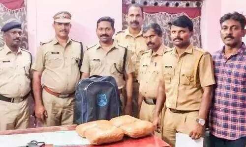 ധൻബാദ് എക്‌സ്പ്രസിൽനിന്ന്​ നാലുകിലോ കഞ്ചാവ് പിടിച്ചു