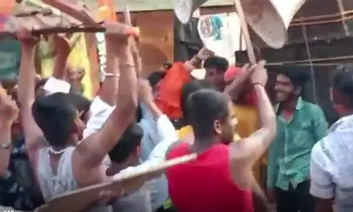 വാളുകളും ഹോക്കി സ്റ്റിക്കുകളുമായി യുവാക്കളുടെ രാമനവമി ഘോഷയാത്ര