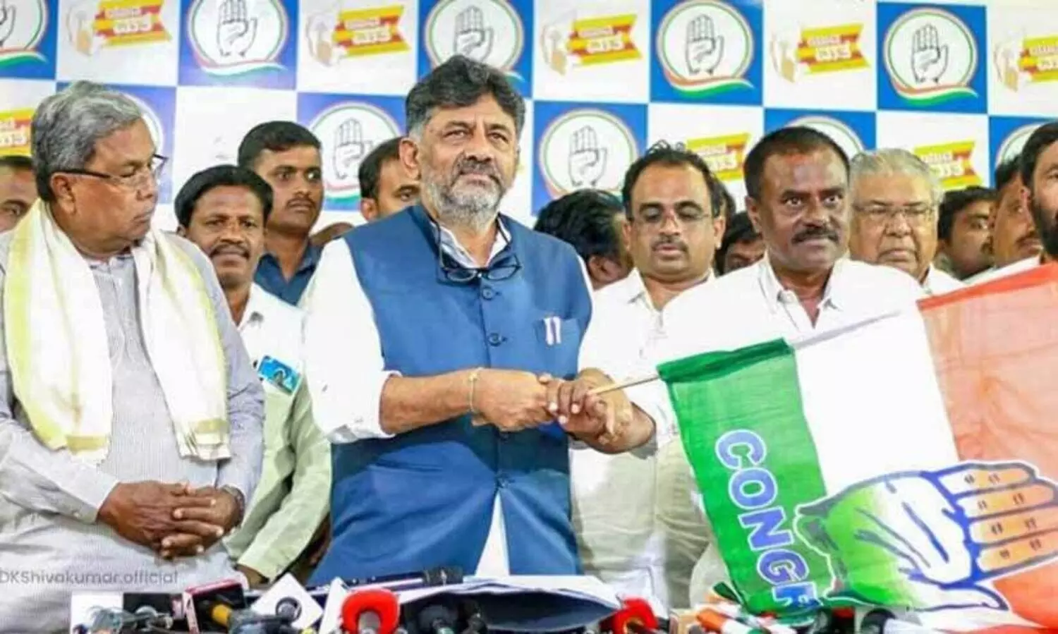 ജെ.​ഡി-​എ​സ് മു​ൻ എം.​എ​ൽ.​എ കോ​ൺ​ഗ്ര​സി​ൽ