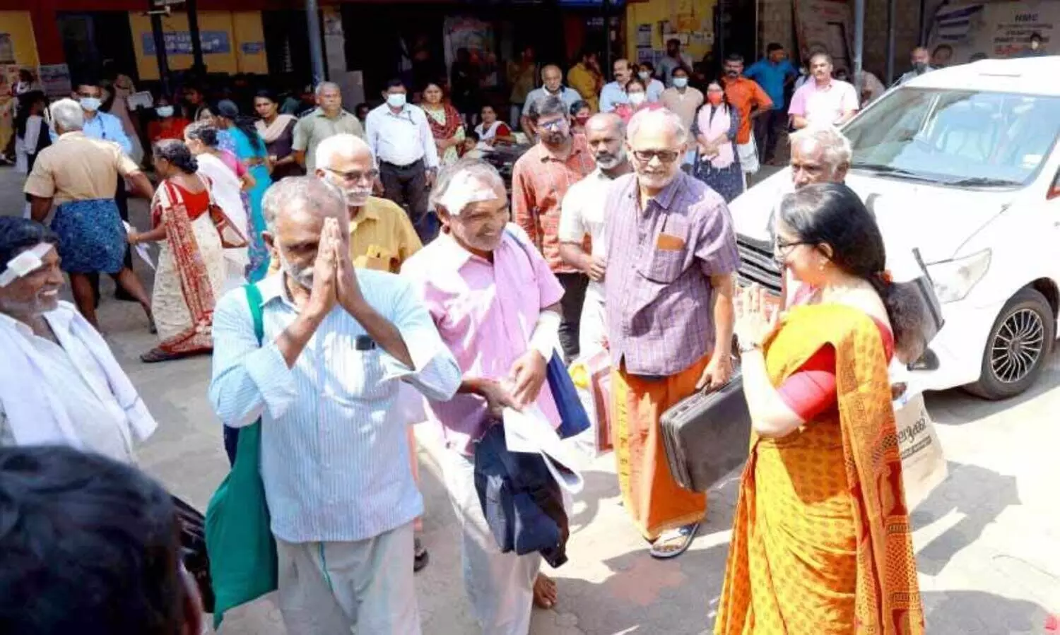 കേരള മക്കൾക്ക്​ നൻട്രി ​സൊല്ലി അയ്യപ്പഭക്തർ മയിലാടുംതുറക്ക്​ മടങ്ങി