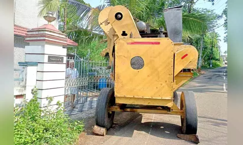 കോൺക്രീറ്റ് മിക്സർ ഇടിച്ച് വീടിന്റെ മതിൽ തകർന്നു കോൺക്രീറ്റ് മിക്സർ ഇടിച്ച് വീടിന്റെ മതിൽ തകർന്നു