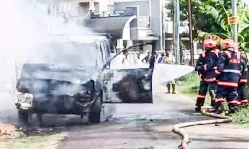 ഓടിക്കൊണ്ടിരുന്ന പിക്അപ്പിന് തീപിടിച്ചു ഓടിക്കൊണ്ടിരുന്ന പിക്അപ്പിന് തീപിടിച്ചു