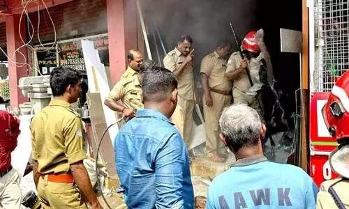 അ​ലു​മി​നി​യം ഫാ​ബ്രി​ക്കേ​ഷ​ൻ ക​ട​യി​ൽ തീ​പി​ടി​ത്തം