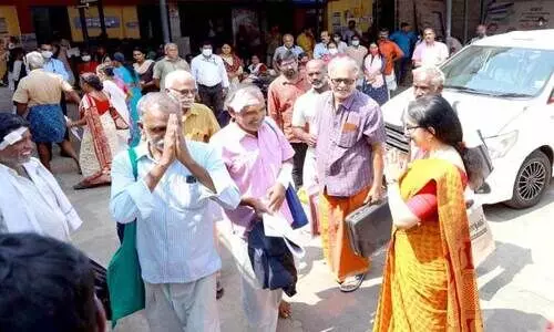 കേരള മക്കൾക്ക്​ നൻട്രി ​സൊല്ലി അയ്യപ്പഭക്തർ മയിലാടുംതുറക്ക്​ മടങ്ങി