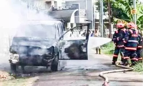 ഓടിക്കൊണ്ടിരുന്ന പിക്അപ്പിന്​​ തീപിടിച്ചു