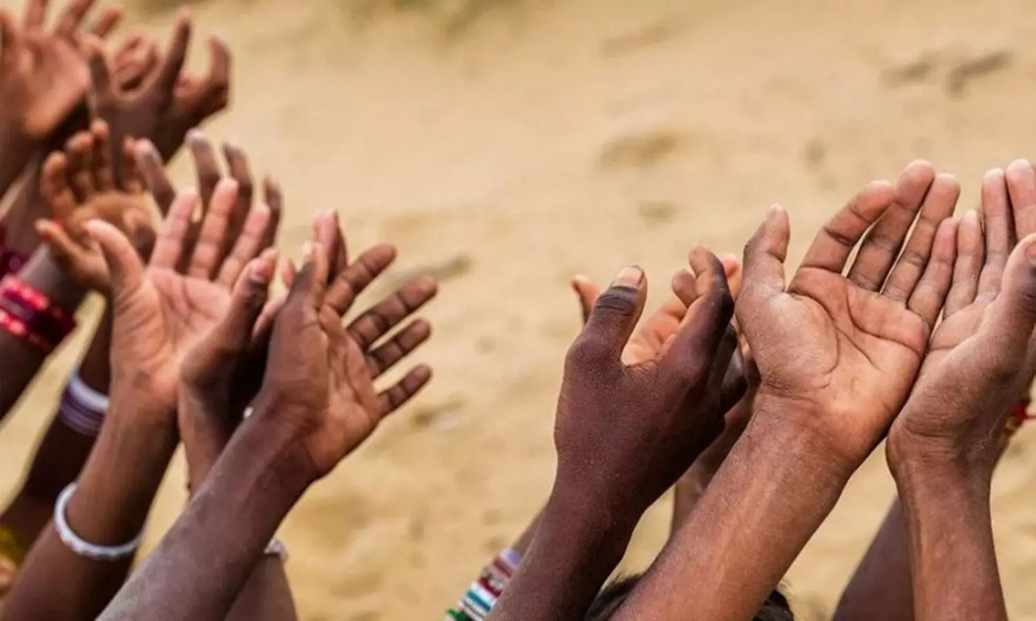 പാ​കി​സ്താ​നിൽ പ​ട്ടി​ണി​; ഭ​ക്ഷ​ണ​ത്തിന് തി​ര​ക്ക്, ധാന്യച്ചാക്കുകൾ കൊള്ളയടിക്കുന്നു