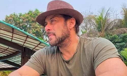 റോഡില്‍ കിടന്നുറങ്ങുന്നവരെ വിളിച്ചുണര്‍ത്തി ഭക്ഷണം കൊടുക്കും; സൽമാൻ ഖാനെ കുറിച്ച് അയിഷ ജുൽക്ക