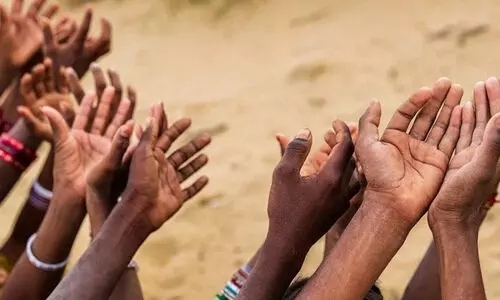 പാ​കി​സ്താ​നിൽ പ​ട്ടി​ണി​; ഭ​ക്ഷ​ണ​ത്തിന് തി​ര​ക്ക്, ധാന്യച്ചാക്കുകൾ കൊള്ളയടിക്കുന്നു