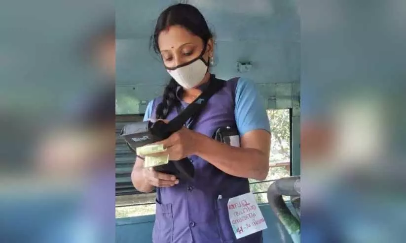 ശമ്പളം ആവശ്യപ്പെട്ട്​ ബാഡ്ജ്​ അണിഞ്ഞ്​ ജോലി ചെയ്ത കണ്ടക്ടറെ സ്ഥലം മാറ്റി