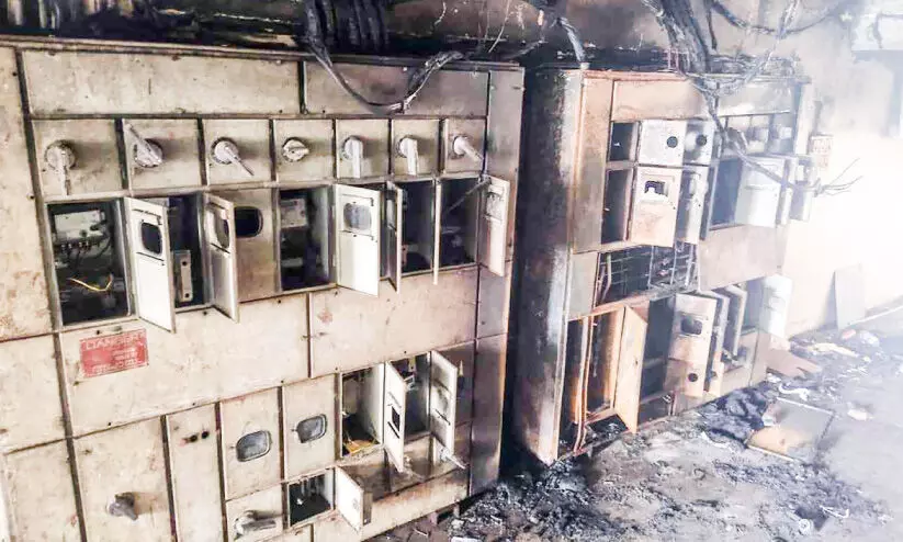 മൂവാറ്റുപുഴ മുനിസിപ്പല് സത്രം കോംപ്ലക്സില് തീപിടിത്തം മൂവാറ്റുപുഴ മുനിസിപ്പല് സത്രം കോംപ്ലക്സില് തീപിടിത്തം