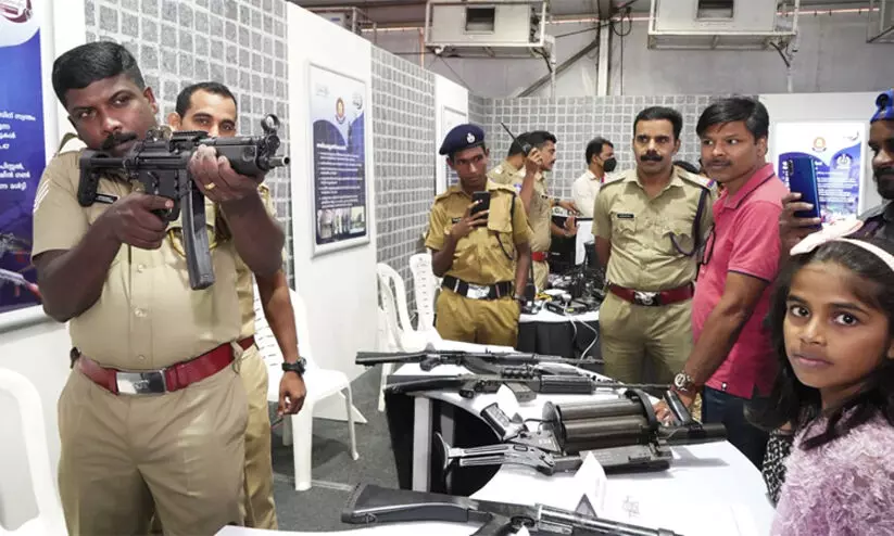 വീഡിയോ ഗെയിമിലും സിനിമയിലും മാത്രം കണ്ട തോക്കുകൾ കാണാൻ അവസരമൊരുക്കി പൊലീസ് വീഡിയോ ഗെയിമിലും സിനിമയിലും മാത്രം കണ്ട തോക്കുകൾ കാണാൻ അവസരമൊരുക്കി പൊലീസ്