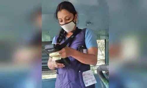 ശമ്പളം ആവശ്യപ്പെട്ട്​ ബാഡ്ജ്​ അണിഞ്ഞ്​ ജോലി ചെയ്ത കണ്ടക്ടറെ സ്ഥലം മാറ്റി