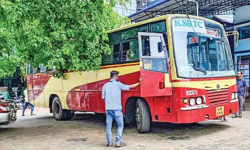 യാത്രക്കാരിക്ക് നെഞ്ചുവേദന; ആശുപത്രിയിലേക്ക് പറന്ന് കെ.എസ്.ആർ.ടി.സി യാത്രക്കാരിക്ക് നെഞ്ചുവേദന; ആശുപത്രിയിലേക്ക് പറന്ന് കെ.എസ്.ആർ.ടി.സി