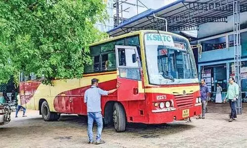 യാ​ത്ര​ക്കാ​രി​ക്ക് നെ​ഞ്ചു​വേ​ദ​ന; ആ​ശു​പ​ത്രി​യി​ലെ​ത്തി​ച്ച് കെ.​എ​സ്.​ആ​ർ.​ടി.​സി ബ​സ് ജീ​വ​ന​ക്കാ​ർ