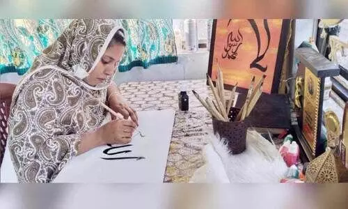 അ​റ​ബി​ക് കാ​ലി​ഗ്ര​ഫി​യി​ൽ ഉ​പ​ജീ​വ​നം തേ​ടി ഷാ​മി​ല