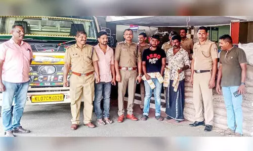 20 ലക്ഷം രൂപയുടെ നിരോധിത ലഹരി ഉൽപന്നങ്ങളും ലോറിയും പിടികൂടി