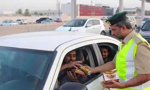 തൊ​ഴി​ലാ​ളി​ക​ൾ​ക്ക്​ ഇ​ഫ്താ​ർ കി​റ്റു​ക​ൾ വി​ത​ര​ണം   ചെ​യ്ത്​ പൊ​ലീ​സ്​