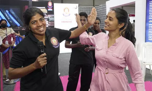 ഇത്തിരി കരാട്ടെ, കുറച്ച് കുങ്ഫു, പിന്നെ ഒരൽപം കളരി.. വിവിധതരം ആയോധന കലകൾ കൂട്ടിക്കുഴച്ച് ഒരു കിടിലൻ ഐറ്റം...