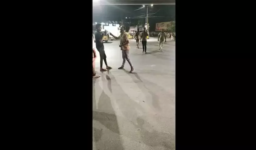 Bike taxi drivers attacked by auto rickshaw driver in Chennai Bike taxi drivers attacked by auto rickshaw driver in Chennai