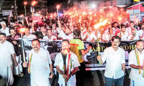 രാഹുല്‍ ഗാന്ധിക്ക് ഐക്യദാര്‍ഢ്യവുമായി   നൈറ്റ് മാര്‍ച്ച്