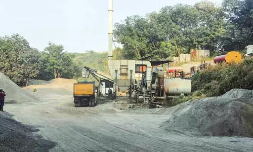 വിഷപ്പുക തള്ളി കരിങ്കുന്നം ടാര്‍ മിക്‌സിങ് പ്ലാന്റ്; ജനം ദുരിതത്തിൽ