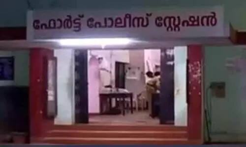 പൊലീസ് സ്റ്റേഷനിലേക്ക് യുവാവ് ബൈക്ക് ഓടിച്ചു കയറ്റി; പൊലീസ് ഓഫിസർക്ക് പരിക്ക് പൊലീസ് സ്റ്റേഷനിലേക്ക് യുവാവ് ബൈക്ക് ഓടിച്ചു കയറ്റി; പൊലീസ് ഓഫിസർക്ക് പരിക്ക്