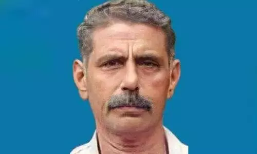 ഓല വീണ് ബൈക്ക് യാത്രികൻ മരിച്ചു