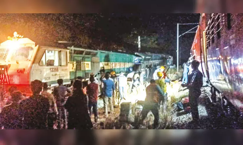 പാളംതെറ്റിയ ട്രെയിൻ എൻജിൻ നീക്കി പാളംതെറ്റിയ ട്രെയിൻ എൻജിൻ നീക്കി