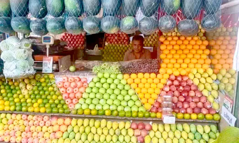 നോമ്പും ചൂടും; പഴവിപണിയിൽ വില ഉയരുന്നു നോമ്പും ചൂടും; പഴവിപണിയിൽ വില ഉയരുന്നു
