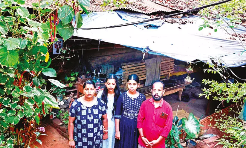 പ്ലാ​സ്റ്റി​ക് കു​ടി​ലി​ൽ ദു​രി​തം; ലൈഫ് കിട്ടുമോ ഇവർക്ക്?