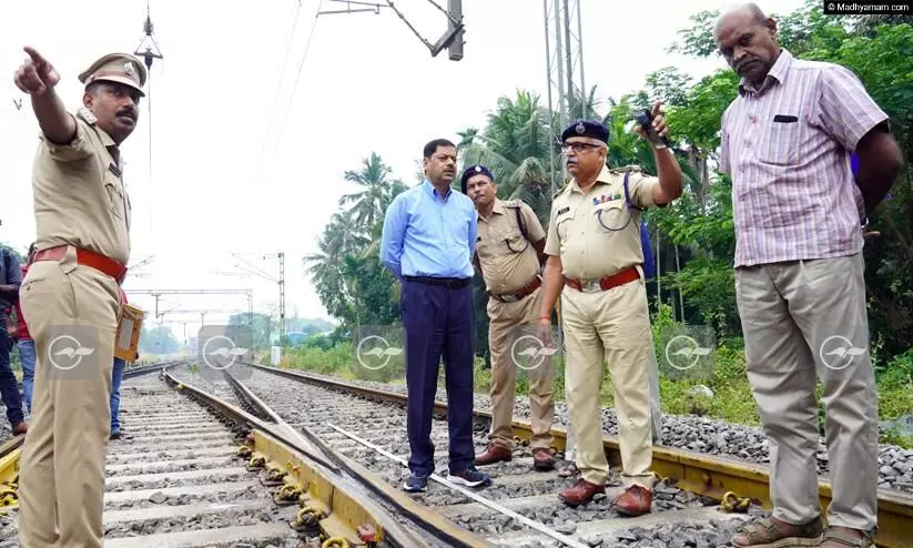 ട്രെയിന് യാത്രക്കാരുടെ സുരക്ഷ വര്ധിപ്പിക്കുന്നതിന് മുന്തിയ പരിഗണന നല്കും -ആര്.പി.എഫ് ഐ.ജി ട്രെയിന് യാത്രക്കാരുടെ സുരക്ഷ വര്ധിപ്പിക്കുന്നതിന് മുന്തിയ പരിഗണന നല്കും -ആര്.പി.എഫ് ഐ.ജി