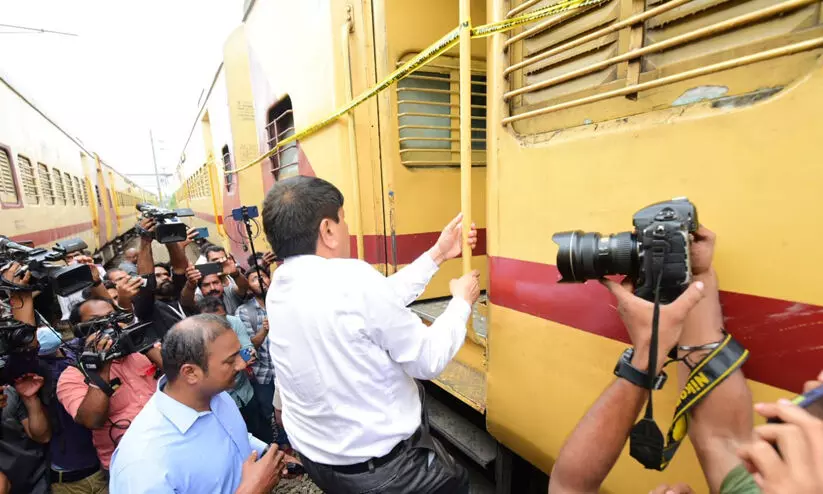 ട്രെയിനിലെ തീവെപ്പ് അന്വേഷണം യു.പിയിലേക്കും; റെയിൽവേ പൊലീസ് നോയ്ഡയിൽ ട്രെയിനിലെ തീവെപ്പ് അന്വേഷണം യു.പിയിലേക്കും; റെയിൽവേ പൊലീസ് നോയ്ഡയിൽ