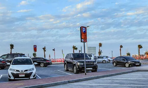 വാ​ഹ​ന പാ​ർ​ക്കി​ങ്​ ത​ട​സ്സ​മാ​ക​രു​ത്; മു​ന്ന​റി​യി​പ്പു​മാ​യി പൊ​ലീ​സ്​