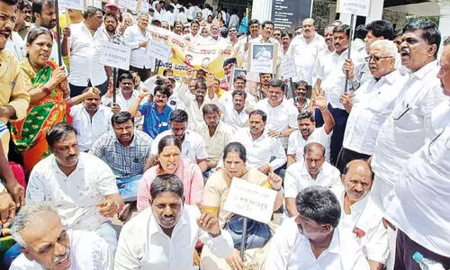 കൂടുമാറുന്നവരെ കാത്ത് സീറ്റൊഴിച്ചിട്ട് കോൺഗ്രസ്, നിർണായക കേന്ദ്ര യോഗം ഇന്ന് കൂടുമാറുന്നവരെ കാത്ത് സീറ്റൊഴിച്ചിട്ട് കോൺഗ്രസ്, നിർണായക കേന്ദ്ര യോഗം ഇന്ന്