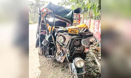 ടി​പ്പ​ർ ലോ​റി ഓട്ടോ​യി​ൽ ഇ​ടി​ച്ച്  നാ​ലു​പേ​ർ​ക്ക് പ​രി​ക്ക്