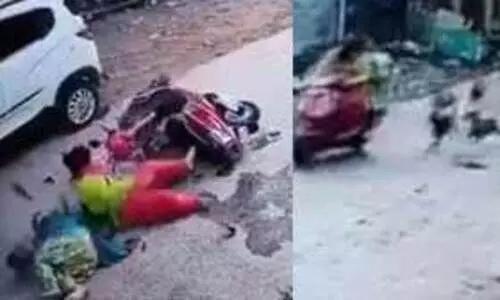 സ്കൂട്ടറിന് പിന്നാലെ ​നാല് നായ്ക്കൾ, നിയന്ത്രണംവിട്ട് കാറിലിടിച്ചു; പിഞ്ചുകുഞ്ഞുൾപ്പെടെ മൂന്നുപേർക്ക് പരിക്ക്