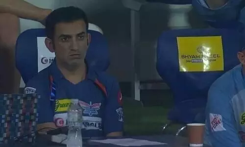 നേരിട്ട രണ്ടു പന്തും സിക്സർ പറത്തി സൂപർമാൻ ധോണി; കാഴ്ച കണ്ട് മുഖംവാടി ഗംഭീർ- ചിത്രം വൈറൽ