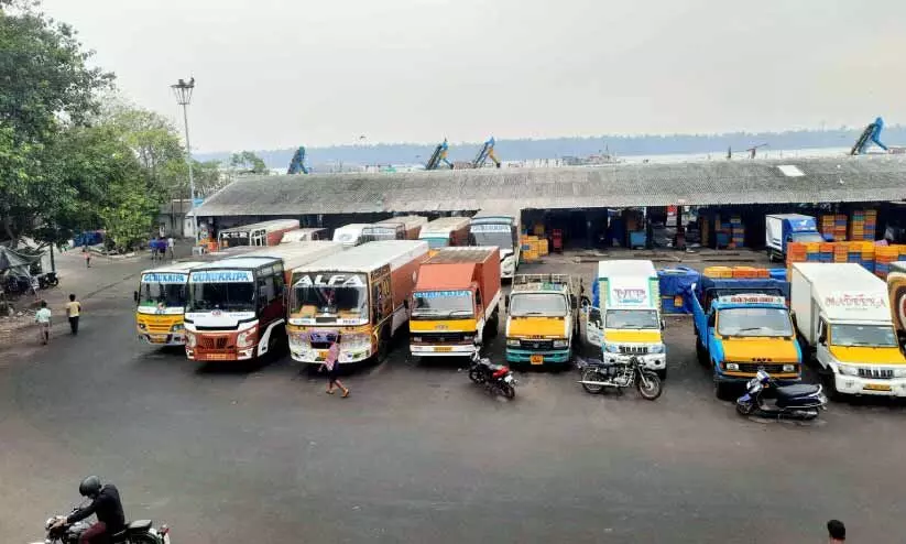 ബേപ്പൂർ മത്സ്യബന്ധന തുറമുഖത്തെ പണിമുടക്ക് പൂർണം ബേപ്പൂർ മത്സ്യബന്ധന തുറമുഖത്തെ പണിമുടക്ക് പൂർണം