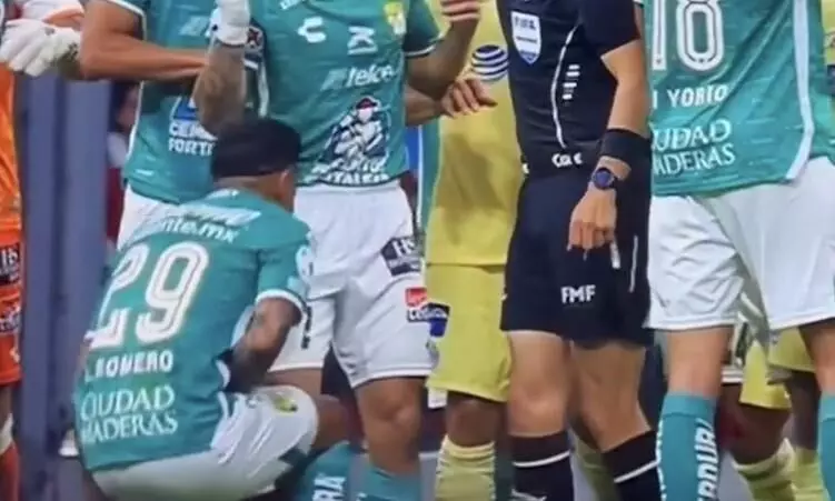 മെക്സിക്കോ ലീഗിൽ റഫറി നാഭിക്ക് തൊഴിച്ച് താരം നിലത്തുവീണു; റഫറിക്ക് 12 കളികളിൽ വിലക്ക്- വിഡിയോ.. മെക്സിക്കോ ലീഗിൽ റഫറി നാഭിക്ക് തൊഴിച്ച് താരം നിലത്തുവീണു; റഫറിക്ക് 12 കളികളിൽ വിലക്ക്- വിഡിയോ..