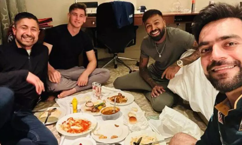 സഹതാരങ്ങൾക്കൊപ്പം നോമ്പ് അത്താഴം കഴിച്ച് ഹാർദിക്; ചിത്രം ഏറ്റെടുത്ത് ആരാധകർ